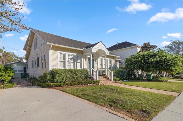 view of front facade with a front yard