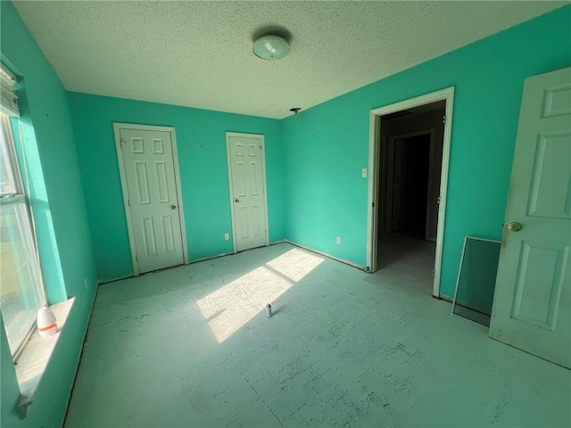 unfurnished bedroom featuring a textured ceiling