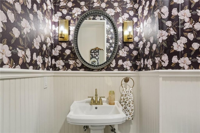 bathroom featuring sink