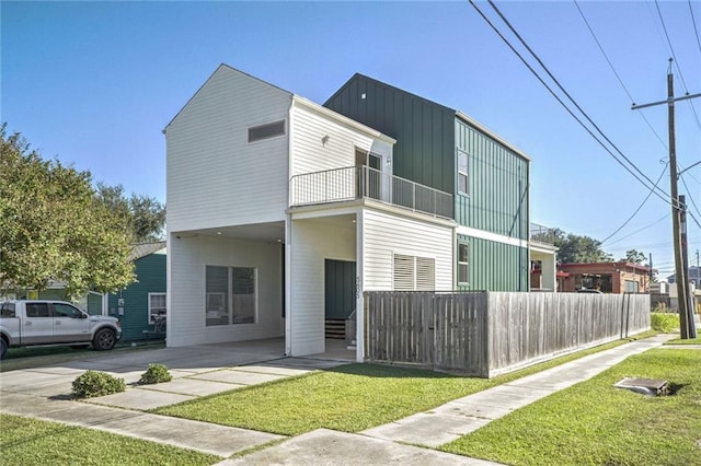 exterior space with a front yard and a balcony