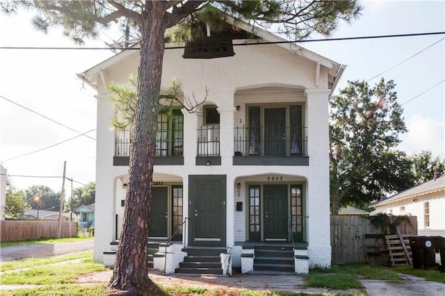 view of front facade featuring a balcony