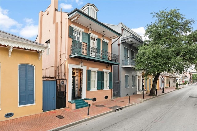 view of front facade featuring a balcony