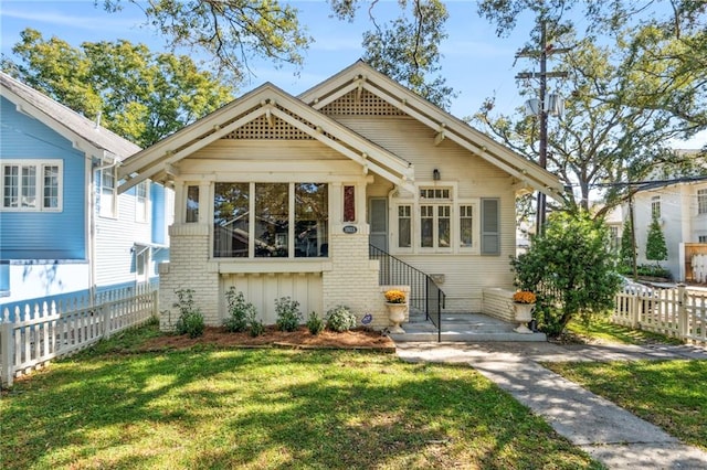 bungalow featuring a front lawn