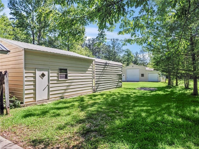 view of yard with an outbuilding and a garage