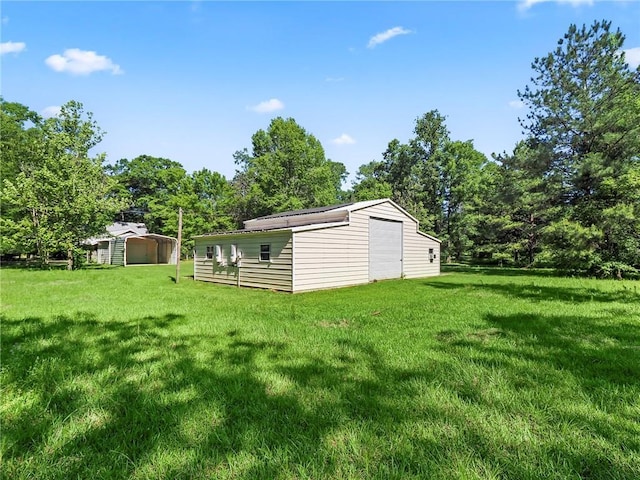 view of yard with an outbuilding