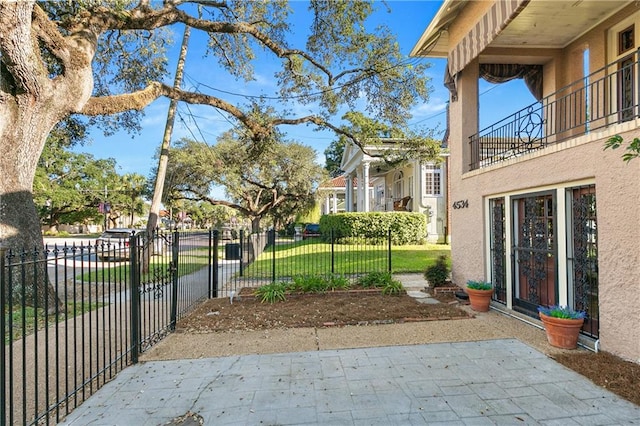 view of yard with a balcony