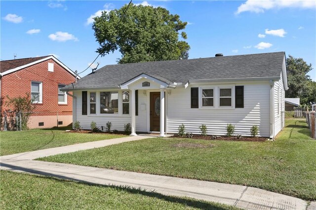 view of front of property featuring a front lawn