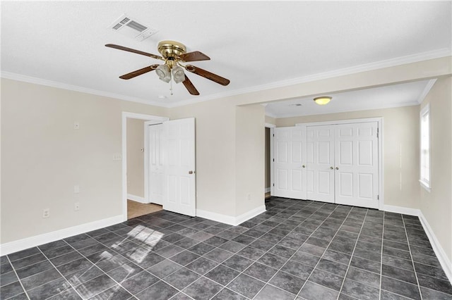 empty room featuring ceiling fan and ornamental molding