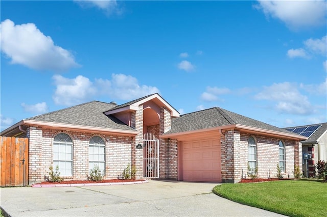 view of front of house featuring a front lawn and a garage