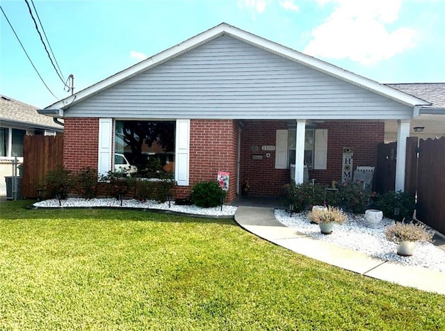 view of front of property featuring a front lawn