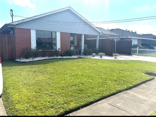 single story home featuring a front lawn