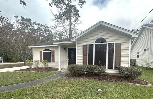 view of front facade with a front lawn