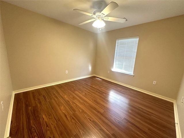 unfurnished room with dark wood-type flooring and ceiling fan