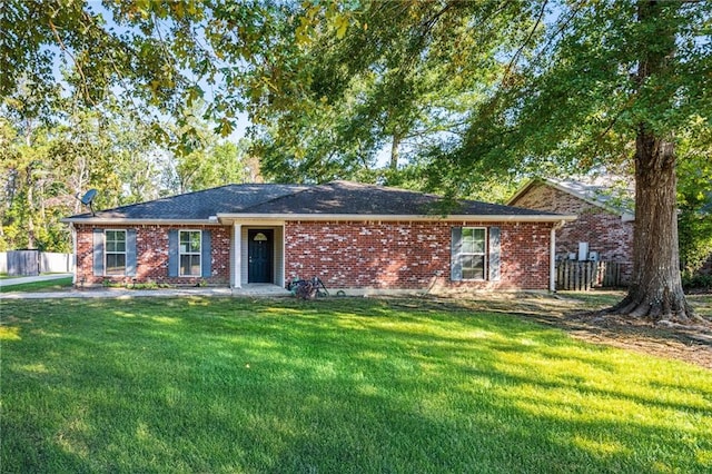 ranch-style house featuring a front yard