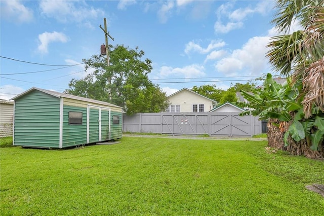 view of yard featuring a shed