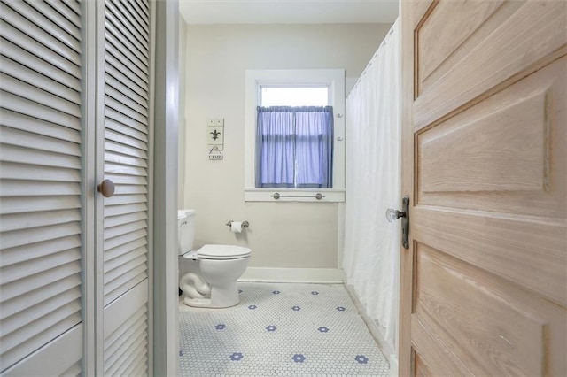 5612 Woodlawn Pl, New Orleans, LA 70124 - full bath featuring toilet, baseboards, and a closet