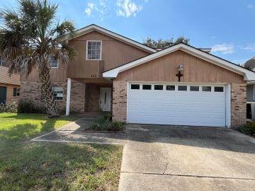 view of front of house featuring a front lawn and a garage