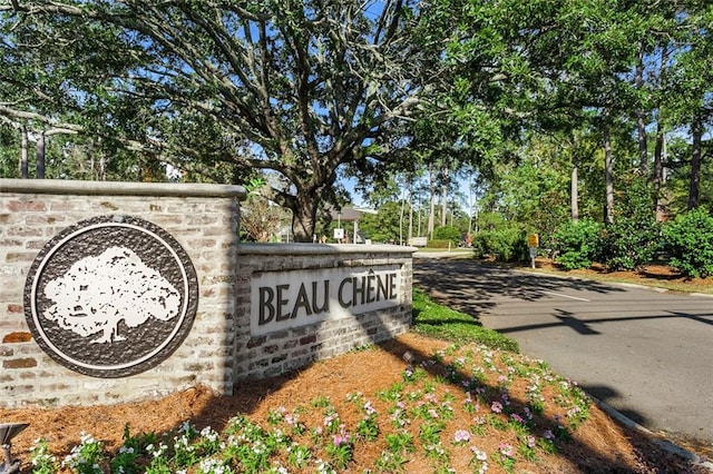 view of community / neighborhood sign