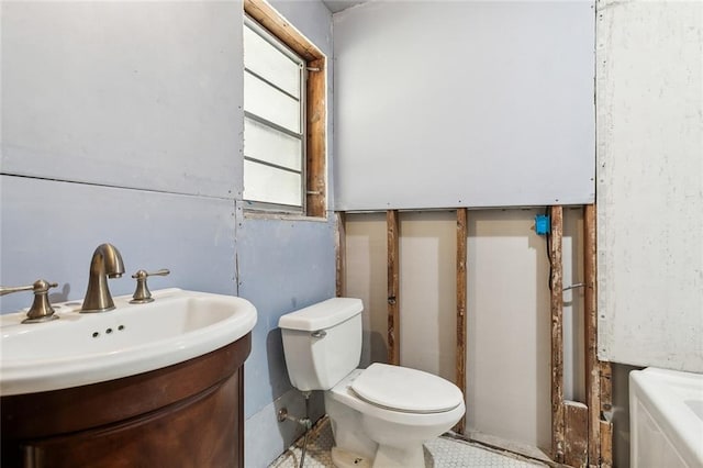 bathroom featuring vanity, toilet, and a bathtub