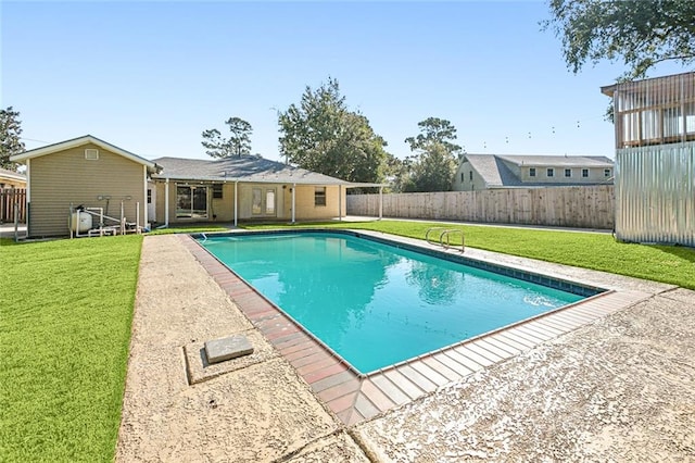 view of swimming pool featuring a lawn