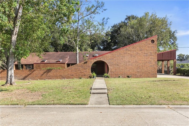 view of front of house featuring a front yard