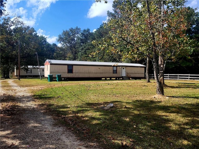 manufactured / mobile home featuring a front yard