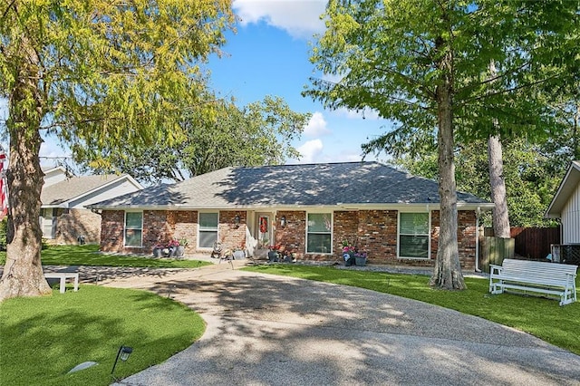 single story home with a front lawn