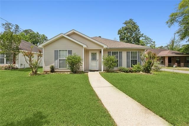 view of front facade featuring a front lawn