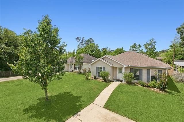 ranch-style house featuring a front lawn