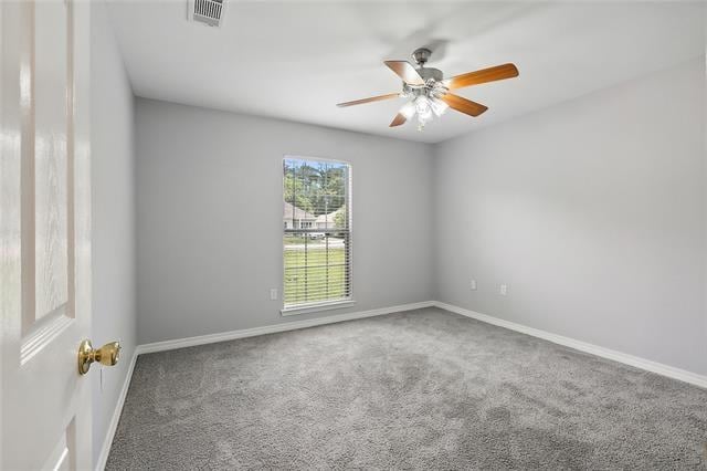 carpeted empty room featuring ceiling fan