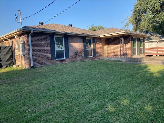 view of front of property featuring a front yard