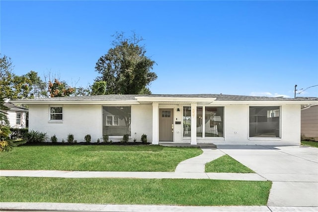 single story home with a front yard