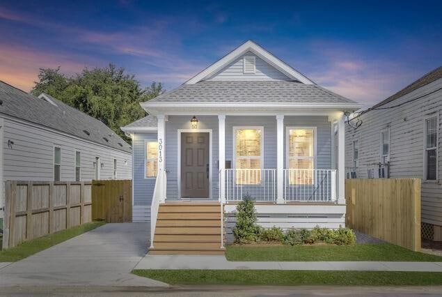 view of front of house featuring covered porch