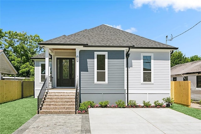 view of front of property featuring a front yard