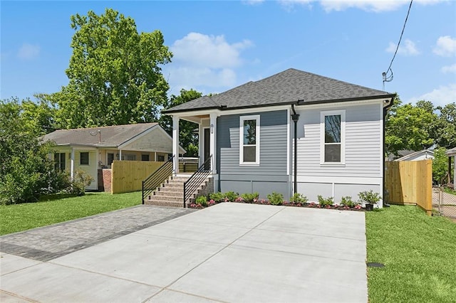 bungalow-style house featuring a front lawn