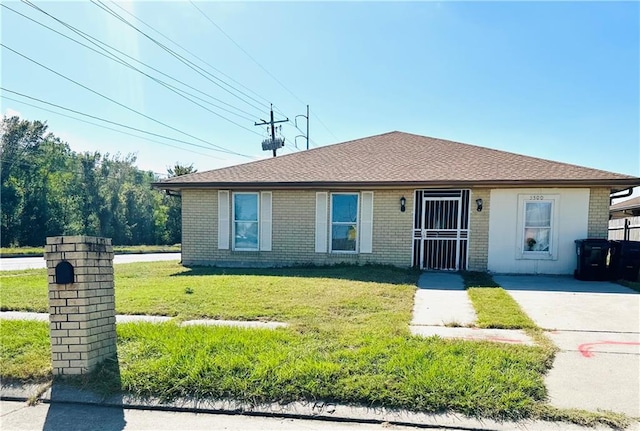 view of front of house featuring a front yard