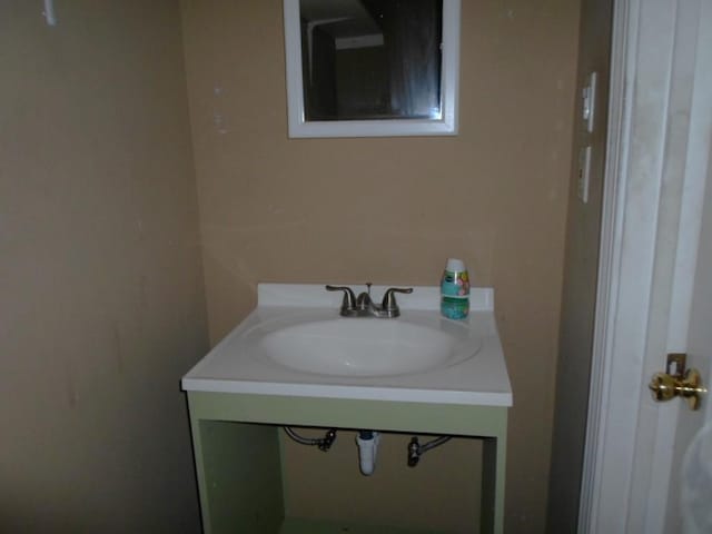 bathroom featuring sink