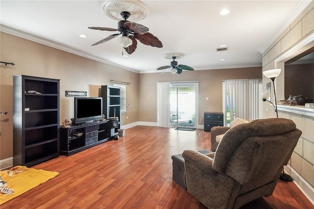 living area featuring crown molding, recessed lighting, a ceiling fan, wood finished floors, and baseboards