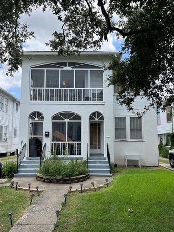 view of front of home featuring a front lawn