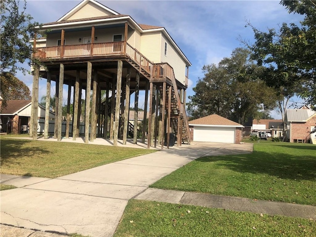 view of front facade featuring a front yard, a garage, and a porch