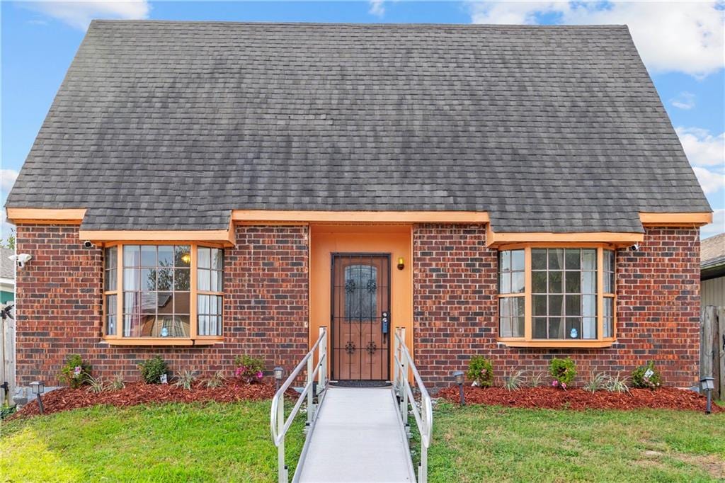 view of front facade featuring a front lawn