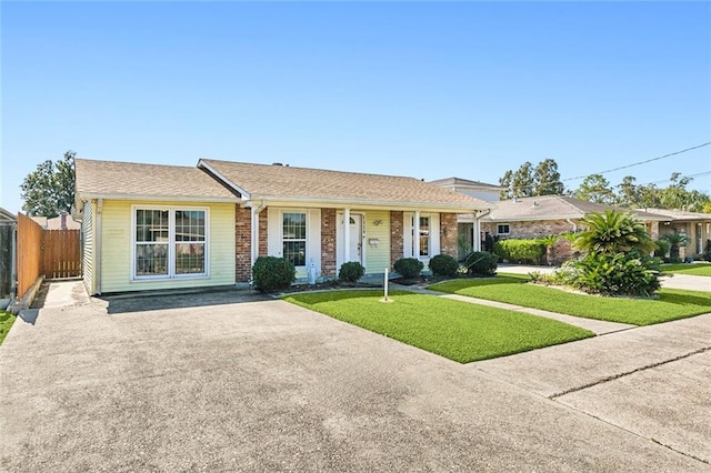 single story home featuring a front lawn