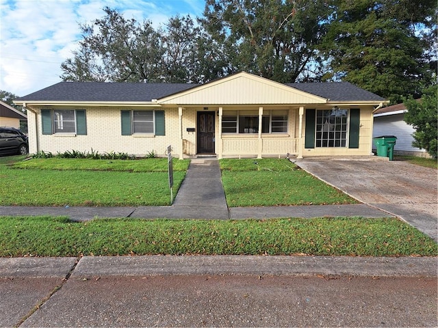 single story home with a front yard