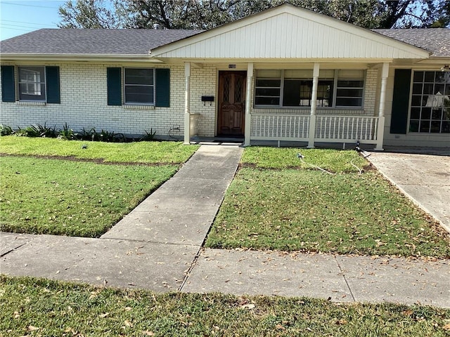 view of front facade featuring a porch and a front lawn