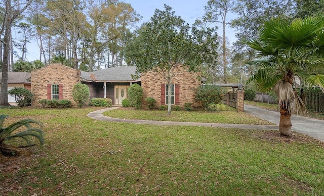 view of front facade featuring a front lawn