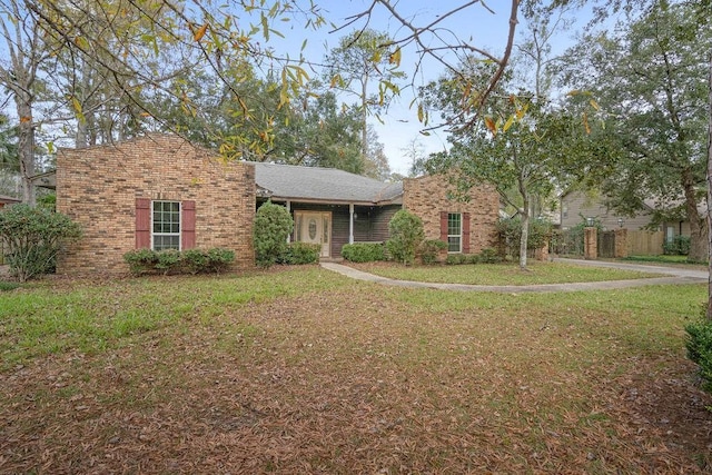 view of front facade featuring a front yard