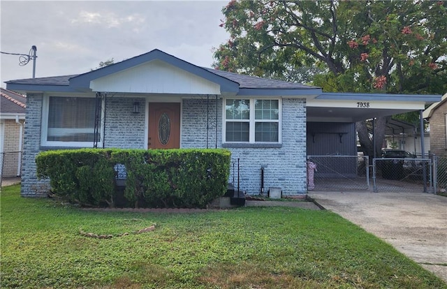 view of front of home featuring a front yard and a carport