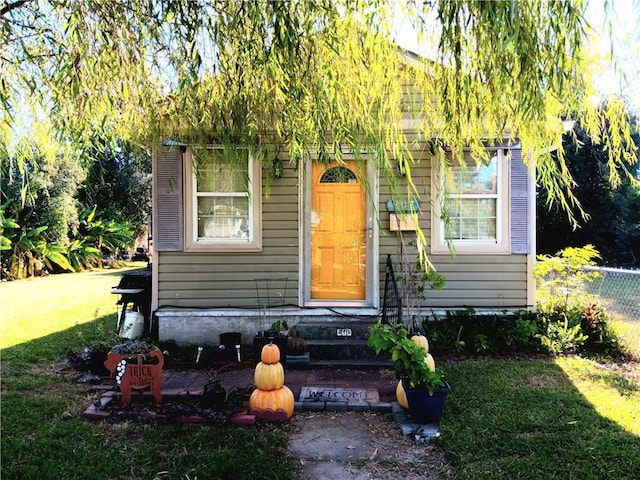 view of front of property featuring a front lawn