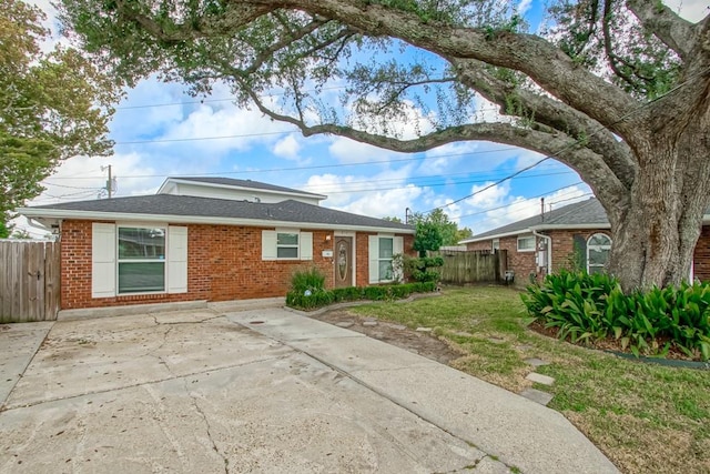 single story home featuring a front yard