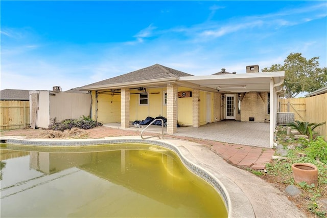 view of swimming pool with a patio area and ceiling fan